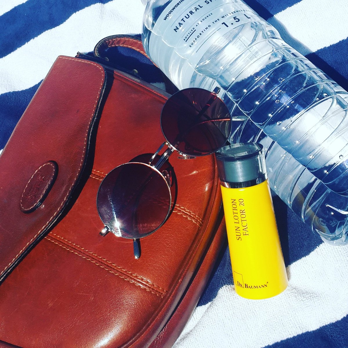 CapeBaumann's tweet photo. Your essentials for a day out. #bottlewater #sunglasses #sunblock #leatherbag
#CapeTown
aimsbeaute@gmail.com
#Drbaumann #natural #organic #vegan #crueltyfree #sustainable #nontoxic #bodylotion #skincare #health #beautifulskin #Healthyskin #protection #mascara #problemskin https://t.co/14QfH2Y6tU