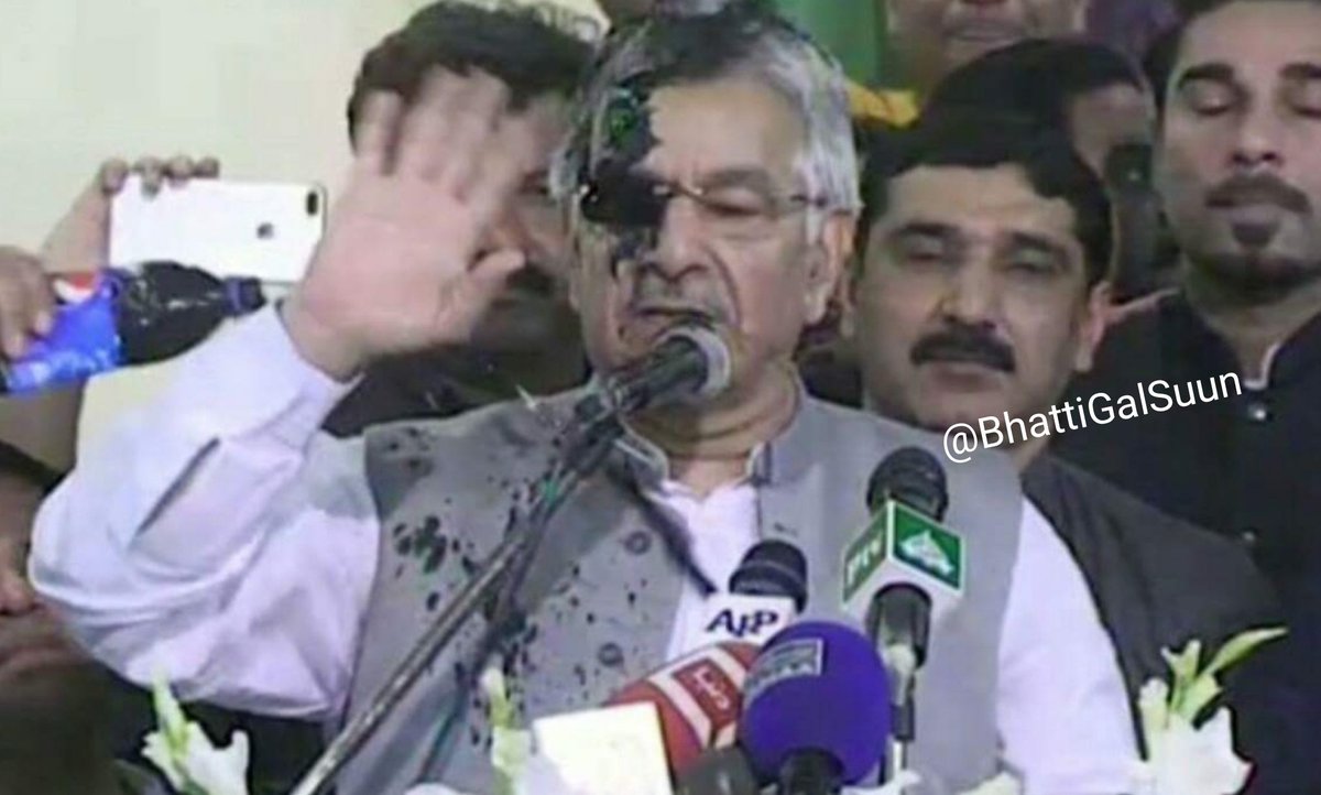 Msohailsays's tweet photo. Apna Kartot Sahi Karo Mun Kala nahi ho ga 😂
#خواجہ_آصف_کا_منہ_کالا https://t.co/hal8kbl4V0