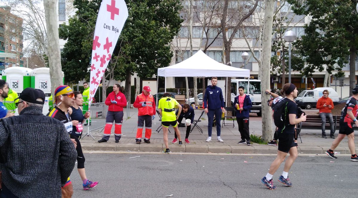 Miris on miris ens trobaràs per atendre't... #ZurichMaratoBCN #AccióCreuRoja