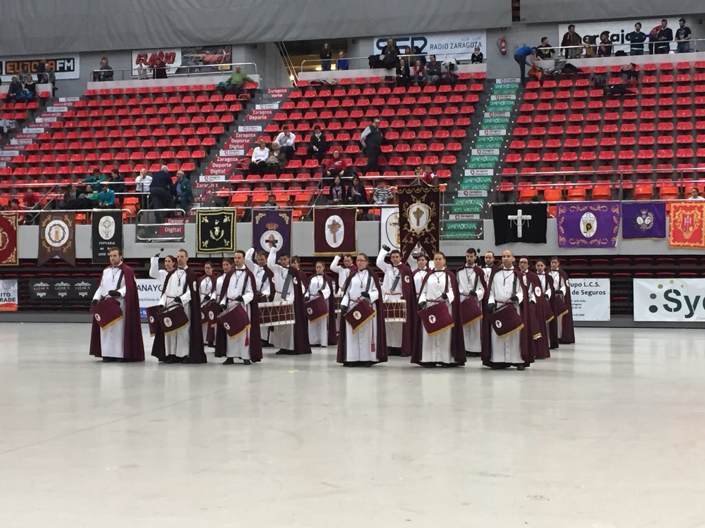 ssantazaragoza's tweet photo. Ya en la pista del pabellón, el grupo de  #CalvarioZgz @CALVARIO_ZGZ #SemanaSantaZgz https://t.co/3Hz9XwzxFG