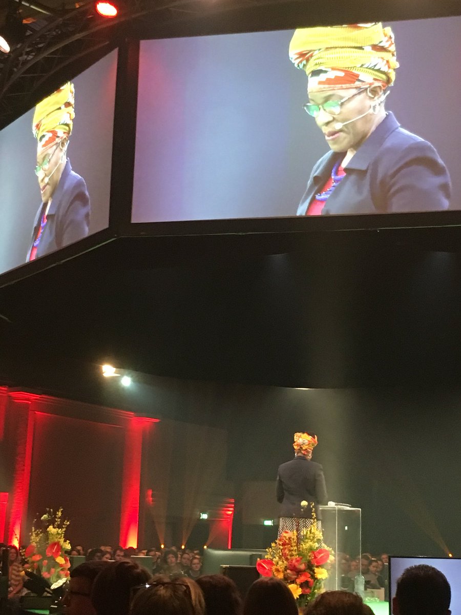 LeeflangHans's tweet photo. Wat een energie !!
@Mpho Tutu op #JongCon18 
over de betekenis van Ubuntu
‘She was not me and I was not her’ Love needs a border to build bridges’ https://t.co/WGitDjunyz