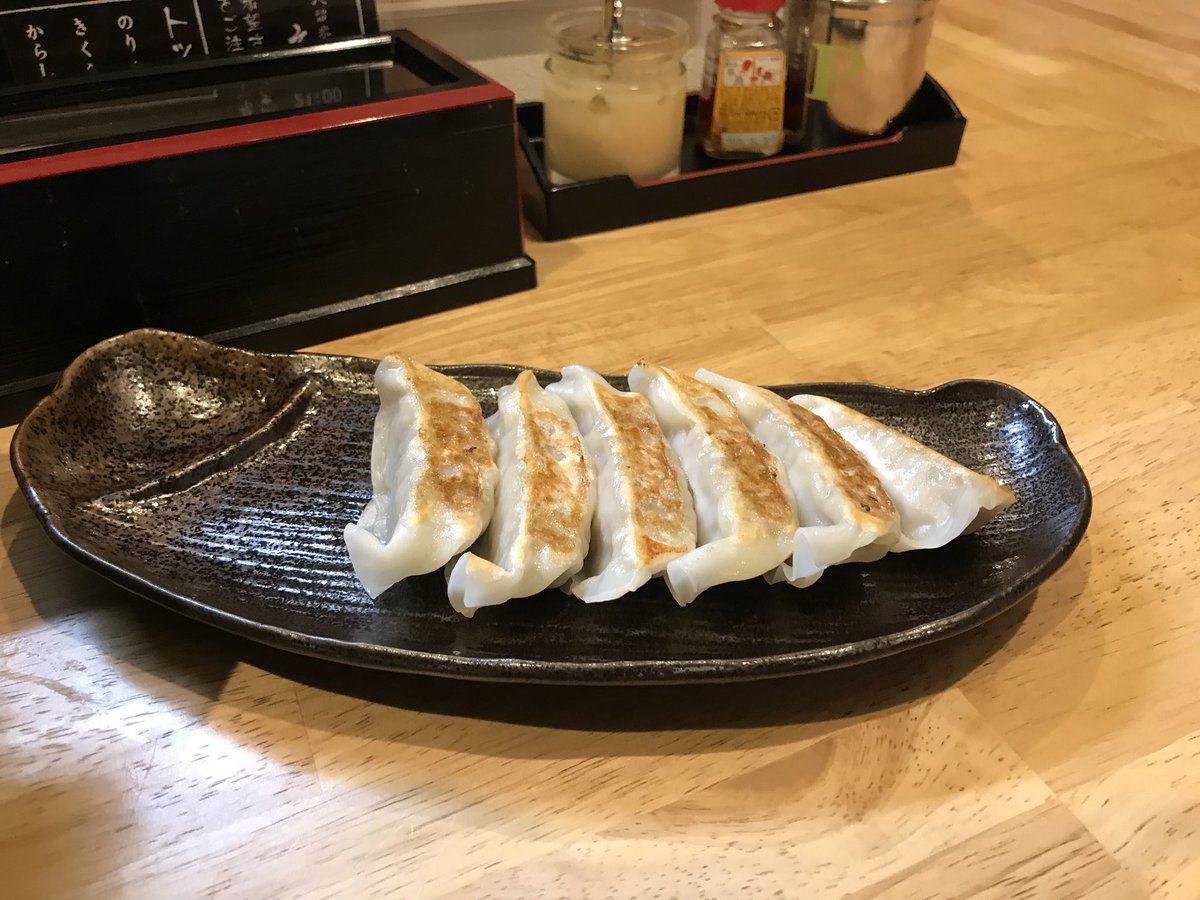 トブテツ 変則勤務中 على تويتر 今日の夕飯は玄武門の玄武ラーメン 付け合わせの餃子は酢と胡椒の五郎スタイルでいきます 玄武門 玄武ラーメン