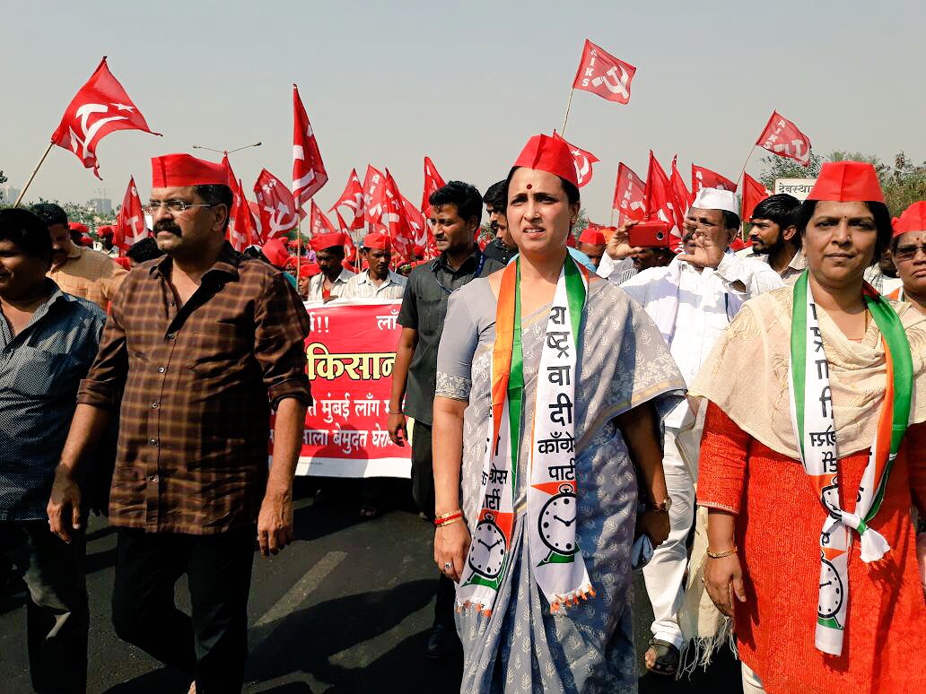 ChitraKWagh's tweet photo. अखिल भारतीय किसान सभेने शेतकऱ्यांच्या प्रश्नांसाठी नाशिक ते मुंबई पायी काढलेल्या #KisanLongMarch ला @NCPspeaks चा पाठींबा.झेंडा कोणताही असुद्या पण मागण्या आणि मनातील भावना मात्र एकच कर्जमाफी,हमी��ाव @supriya_sule @dhananjay_munde @PawarSpeaks @Awhadspeaks #आक्रोश_बळीराजाचा https://t.co/d6lzgHZt5u
