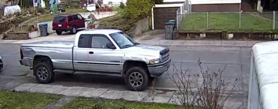 EN VIDEO - Son bébé à bord, une mère américaine fait fuir un voleur de voiture news.sfr.fr/actualites/mon…