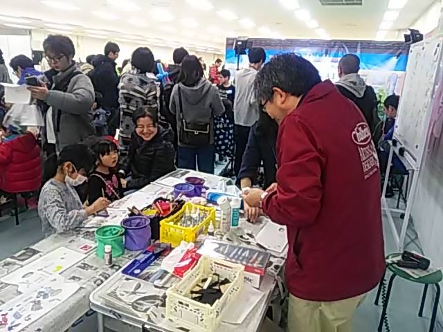 marineisland2's tweet photo. 今日はMOTTAINAI キッズタウンTOKYO @mottainai_infoに出展されてたホルベインさんの、ちょこっとだけお手伝いでまたサンシャインへ♪ 木端にアクリリックインクで作るブローチとマグネット。子どもの真剣な顔と驚きを見るのが好き♪ #Shummy #ホルベイン画材 https://t.co/qaRzpImN6w