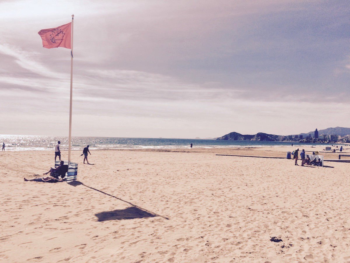 Beniconnect's tweet photo. Have a lovely Sunday. 😃 #Sunday #Beach #Benidorm #mediterranean #mediterranee #travel #spain #beniconnect https://t.co/KoEYrpPB3P