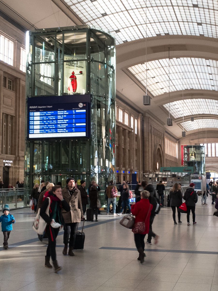 winterrail's tweet photo. Ein überfüllter Regio-Hamster brachte mich in die Messestadt #Leipzig, dessen imposante Querhalle nutze ich, um zum nächsten Zug zu hetzen #WinterRevival https://t.co/zEamhrW8wz