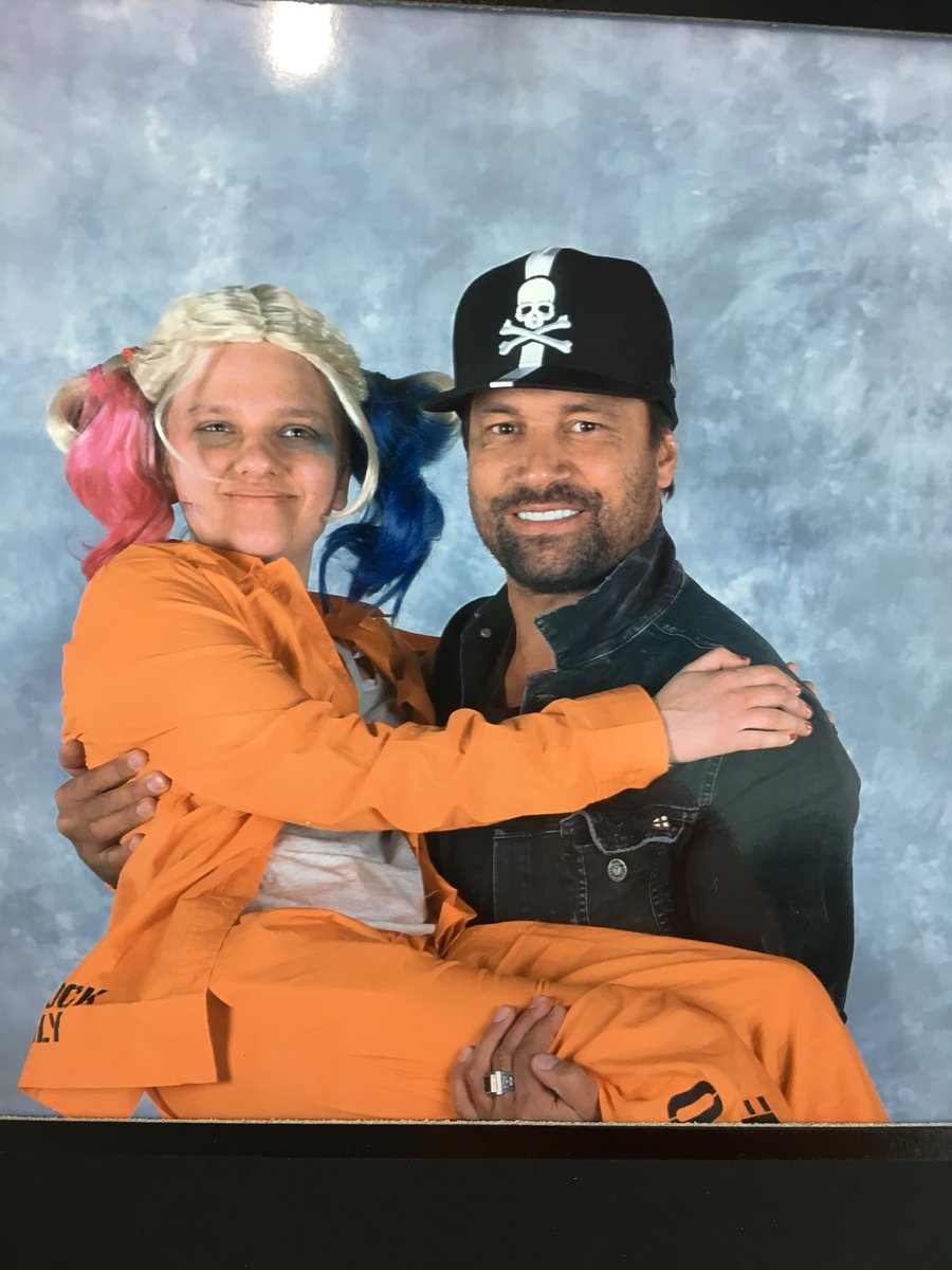 em_waywardaf's tweet photo. So this happened yesterday ππ thank you so much @manubennett this made my day #photoopwin #liverpoolcomiccon #manubennett #sladewilson https://t.co/ZiLoDBeGZS