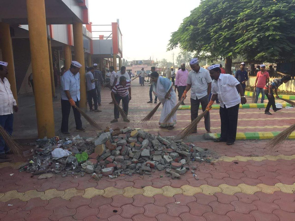 MahanteshHadap6's tweet photo. Res,Shri @AmitShah ji BJP leader of Muddebihal sri @SDHiregoudar when our @PMOIndia announced his dream “Swachh Bharat” he participated in various functions of “Swachh Bharat” throughout Muddebihal taluk so please provide #Muddebihal_Assembly_BJP_Ticket @santhoshbjp https://t.co/BVBL4EowRE