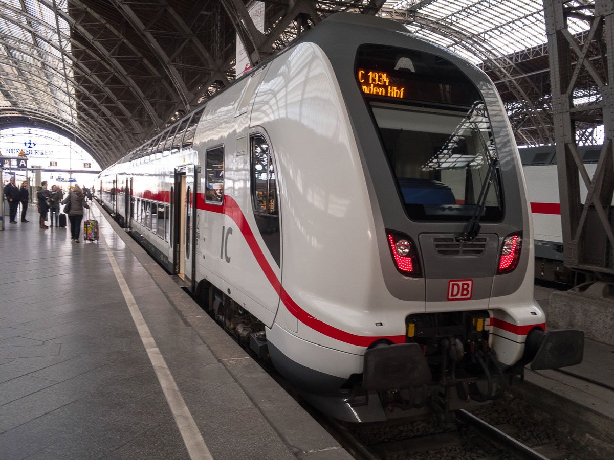 winterrail's tweet photo. Dort steht er, der #IC2 nach Emden. Ab nun geht es ohne Umstieg zurück in die Heimat. Eine Mischung aus Wehmut, Müdigkeit und Wiedersehensfreude durchströmt meinen matten Körper #WinterRevival https://t.co/dFbDCLBKw8