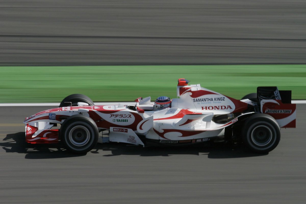 f1champ2000's tweet photo. 4年落ちのアロウズのマシンを改造して参戦したスーパーアグリ。
多くの日本のスポンサーロゴが日本チームの証。

Super Aguri Honda SA06 / Takuma Sato
2006.10.7 Suzuka Circuit

#F1 #F1jp #TakumaSato #SuperAguri #HondaF1 #SA06 #JapaneseGP #佐藤琢磨 #鈴鹿サーキット https://t.co/xn0TK1z0jS