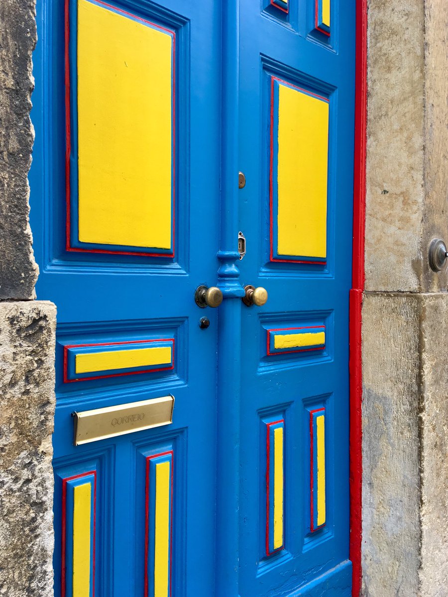 DarnyikSzilvia's tweet photo. Így gondolják az ajtót... 🤗🦋🐥🌹🚪😍 #Portugália #Lisszabon #TélbőlTavaszba #napfény #színes #ajtó #door #colourful #colorful #sunshine #Winter2Spring #WinterToSpring #Lisboa #Lisbon #Portugal Portugese Door https://t.co/bi0GCRT6bk