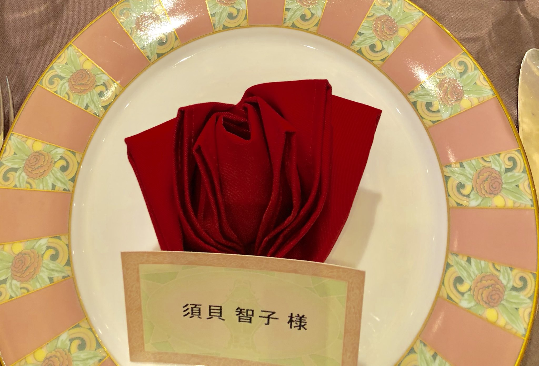 Twitter 上的 モジャ公 アンバの結婚式会場 ナプキンさえもテーマによっていろんな折り方しててかわいかった ミッキー バラ ろうそく シェフ帽かな 間違ってたらごめんご T Co Voln9egreq Twitter