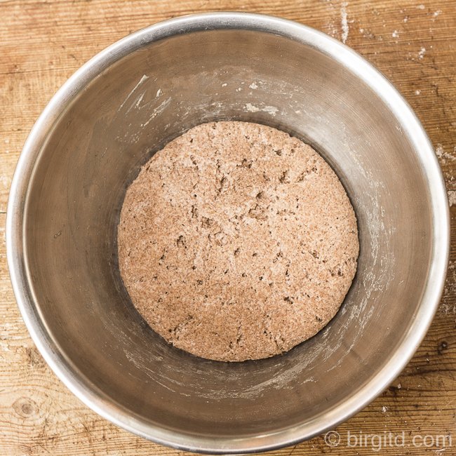 BirgitDelicious's tweet photo. Heute ist wieder #Synchonbacken angesagt. Wir backen eine französische #Miche . - So sieht mein Sauerteigansatz nach 18 Stunden aus. Zutaten sind: Rotkornweizen, Weizensauer und Wasser. #synchronmiche #recipes #Rezepte #frenchbread #Brotbacken https://t.co/Bp7k2OdzrR