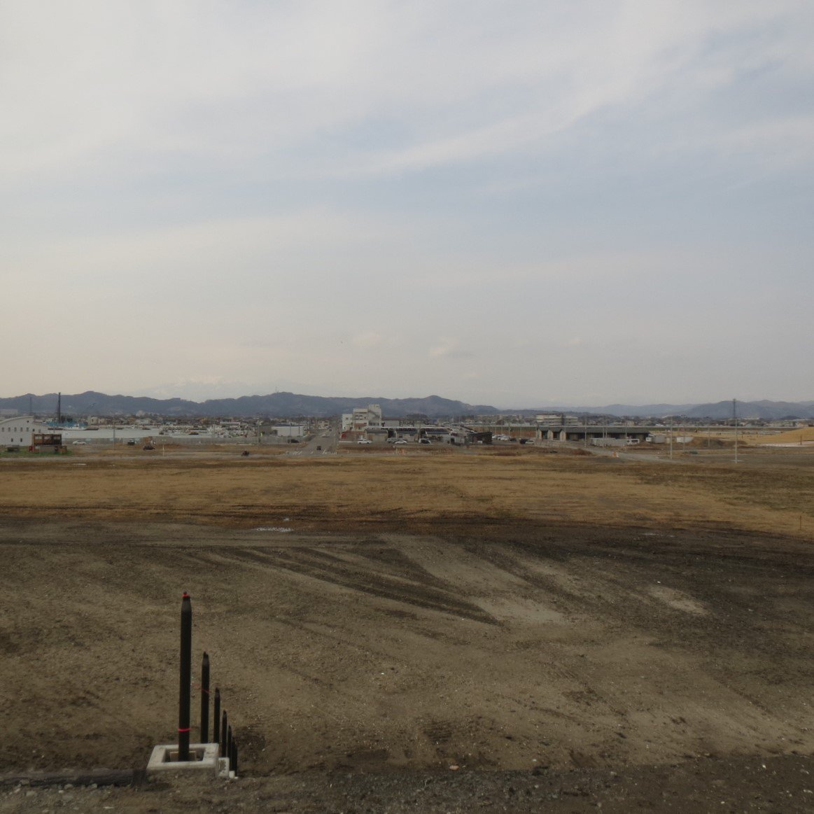 mrtakimura's tweet photo. 亘理町の堤防に登った。ここは将来、どうなっていくんだろう。また何年かしたら、行ってみようと思った。 https://t.co/vyD5wvx24x
