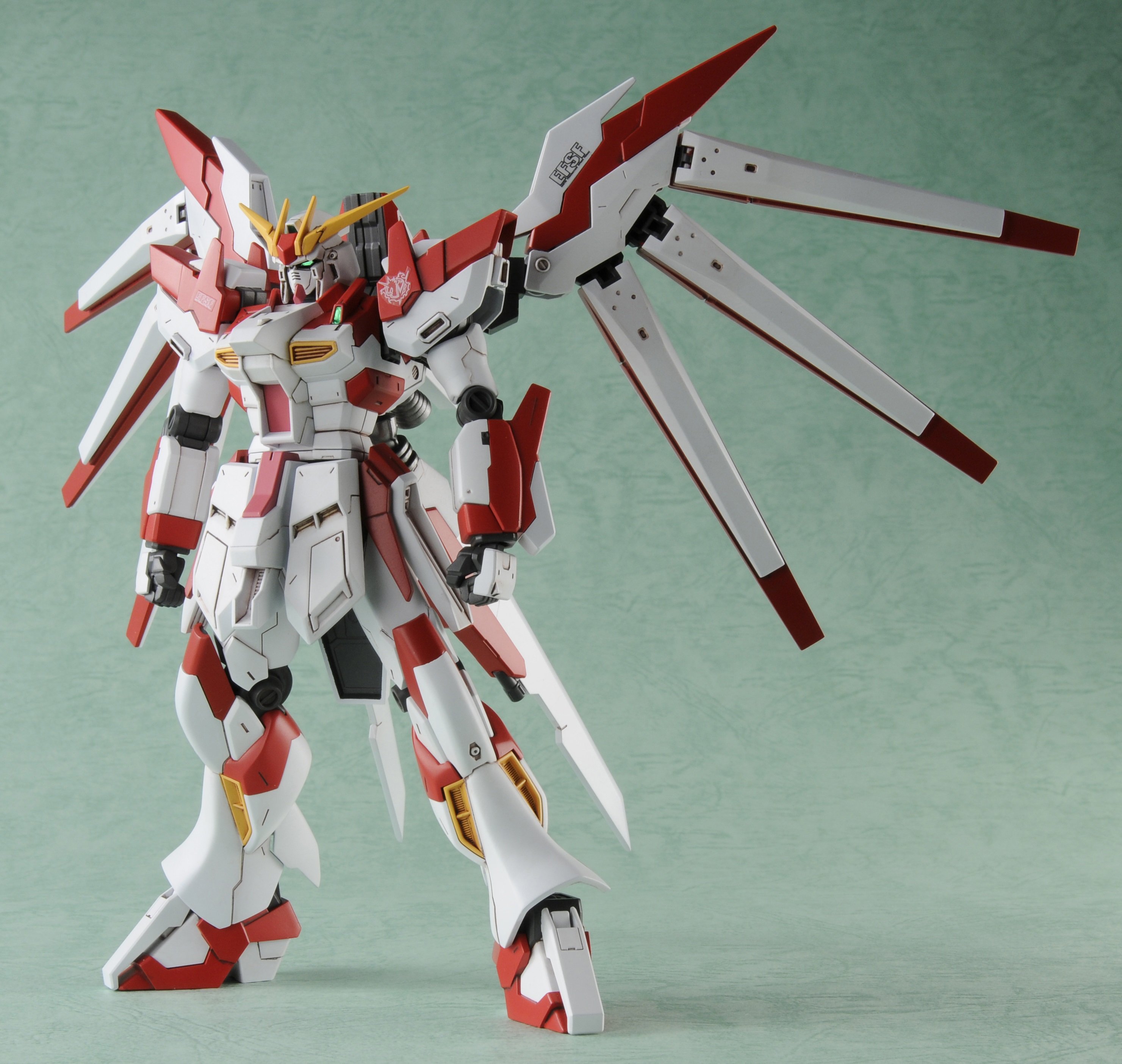 オカムラ セイジ Nガンダムとhi Nガンダム は普通だとデコレートしやすい胸部や肩アーマー ヒザアーマーという カスタム栄えしやすい部分 がシンプルなラインなんでそこを変えると なんか違う 感じになっちゃうんですよね 以前製作した Hi Nガンダムヴ