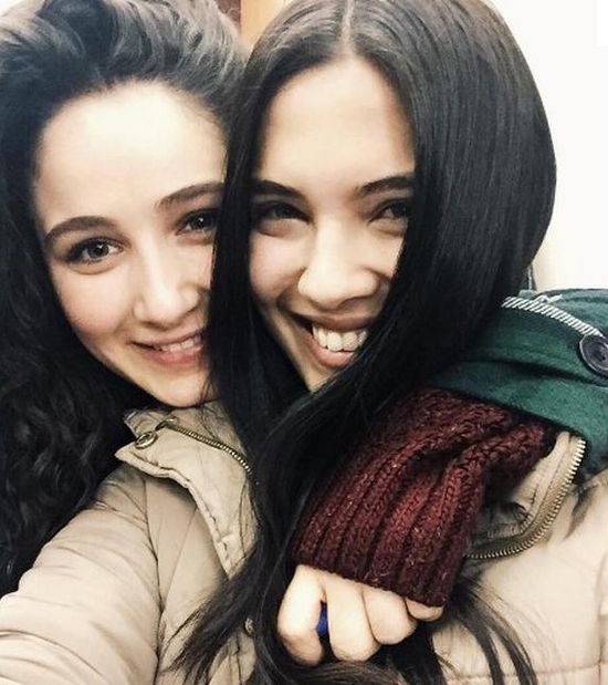 Gökçeyle sette neler oluyordu? <a href="/gokceakyldzp/">Gökçe Akyıldız</a> 😊#KırgınÇiçekler setindeyiz.