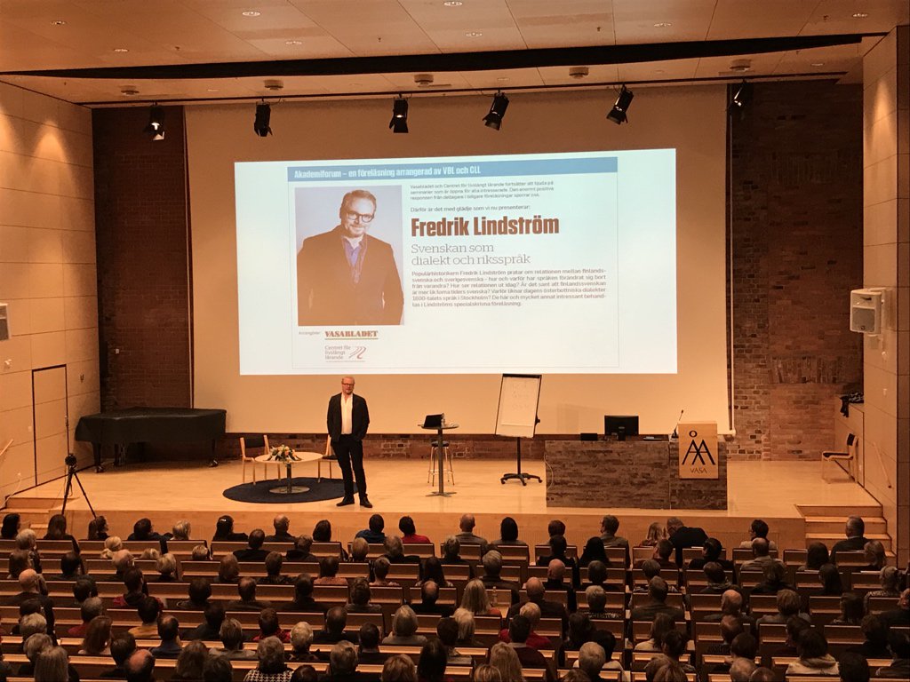 CLLfortbildning's tweet photo. Fredrik Lindström sätter dialekterna i fokus på #akademiforum https://t.co/AGEth0mBat