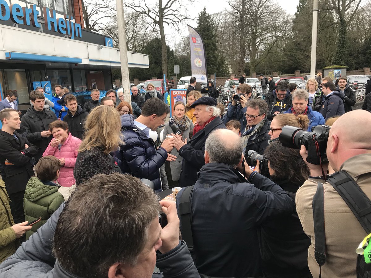 remcovvd's tweet photo. Heerlijk druk bij bezoek @MinPres Mark Rutte aan #Nijmegen https://t.co/WXXwWtfY8R