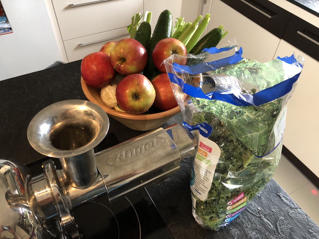 kryniog's tweet photo. Day 8 of my #reeboot with @JoetheJuicer. Weight down by 4,5 kg. Blood pressure down from 155/110 to 132/92. And I’m pretty sure that there are no more red stains on my face from some sort of skin autoimmune disorder #feelinggood https://t.co/GoSgUzvrQV