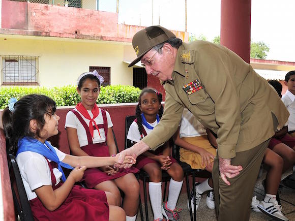 AleGuerraLv's tweet photo. #Cuba Nuestro General de Ejército #RaulCastro fue el 1ro en ejercer el voto en su colegio electoral en 2do frente, #SantiagodeCuba.
⭐️#VotoPorTi
⭐️#YoVoto #PorCuba
⭐️#VotoPorCuba
⭐️#EleccionesEnCuba
⭐️#11Marzo
⭐️#FelizDomingo https://t.co/qfkSUMR9zU
