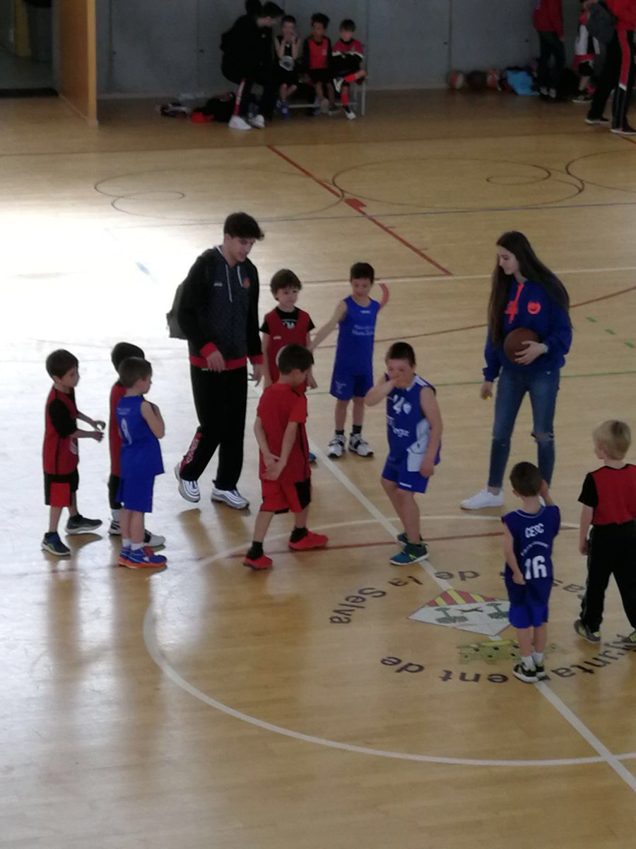 ceb_girona's tweet photo. Ens ho estem passant d’allò més bé amb l’Escoleta a la #TrobadaFDC del @FDCbasquet! 🔥🔴⚫️ #basquetnet https://t.co/Mxkb9zlDzS