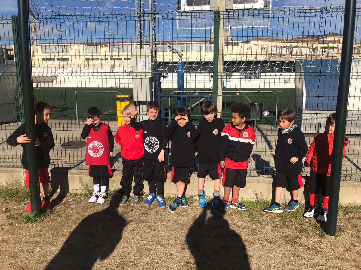 ceb_girona's tweet photo. Ens ho estem passant d’allò més bé amb l’Escoleta a la #TrobadaFDC del @FDCbasquet! 🔥🔴⚫️ #basquetnet https://t.co/Mxkb9zlDzS