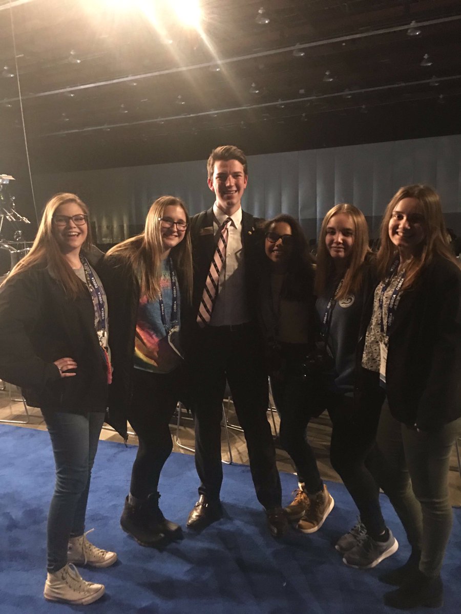 LAKEVIEWDECA1's tweet photo. Two thumbs up from Lakeview for our amazing state officers! #MIDECA https://t.co/IUJXshZd61