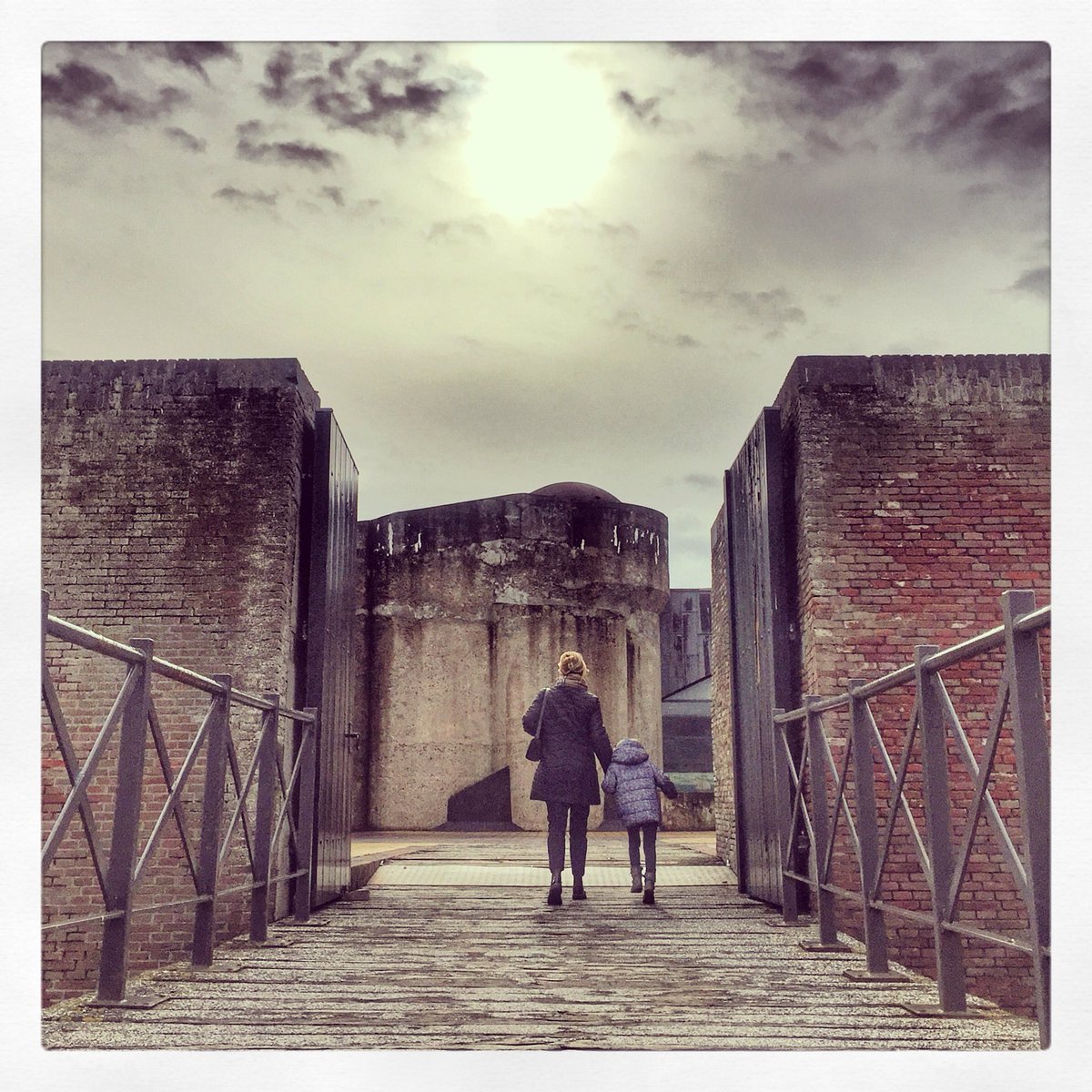 SjDepp's tweet image. Artviewer, met Cato en Kris naar Fortkijkduin geweest. Den Helder heeft bijzondere plekken...