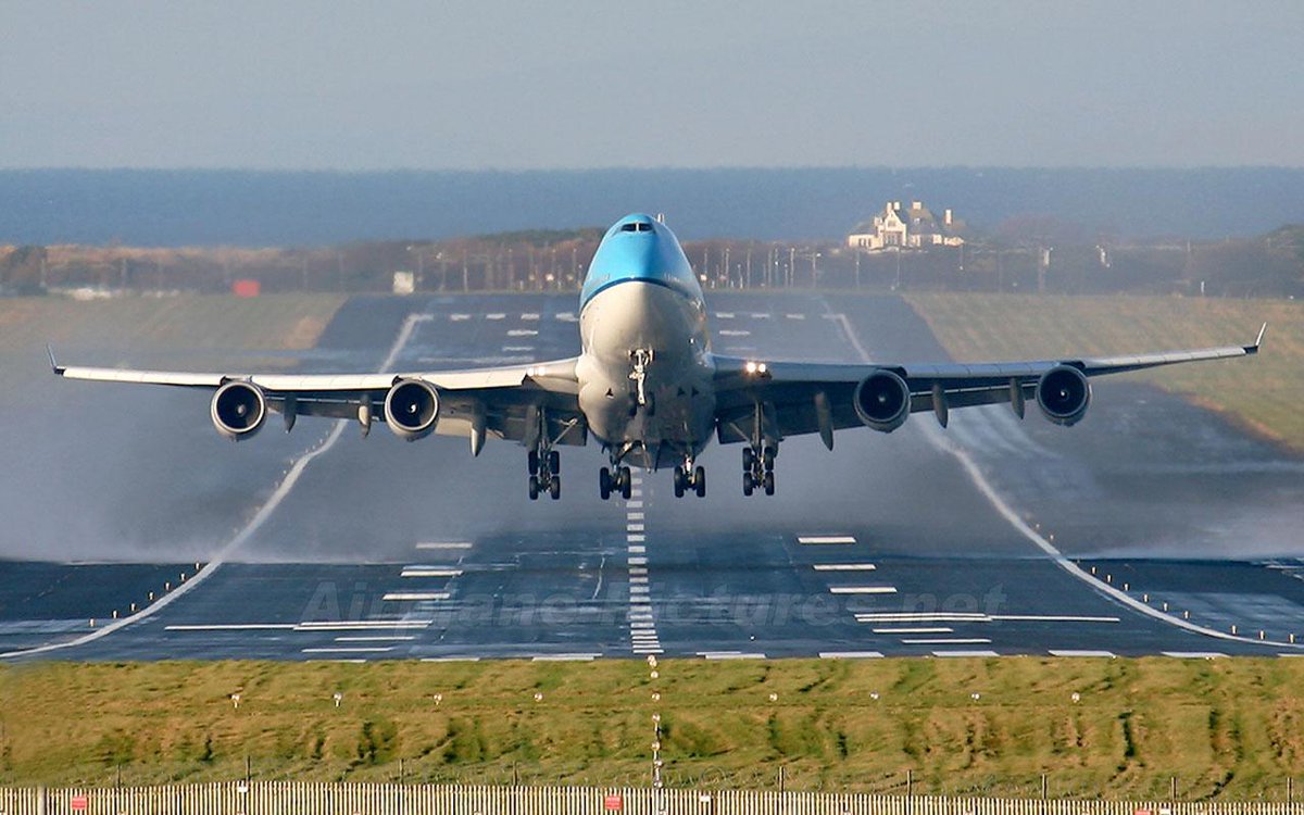 leflyer1's tweet photo. Airline's primary concern: passengers safety. It is very complex to organize the departure and arrival  of an aircraft somewhere else in the world. #airports #airlines. https://t.co/0EqPka0i89