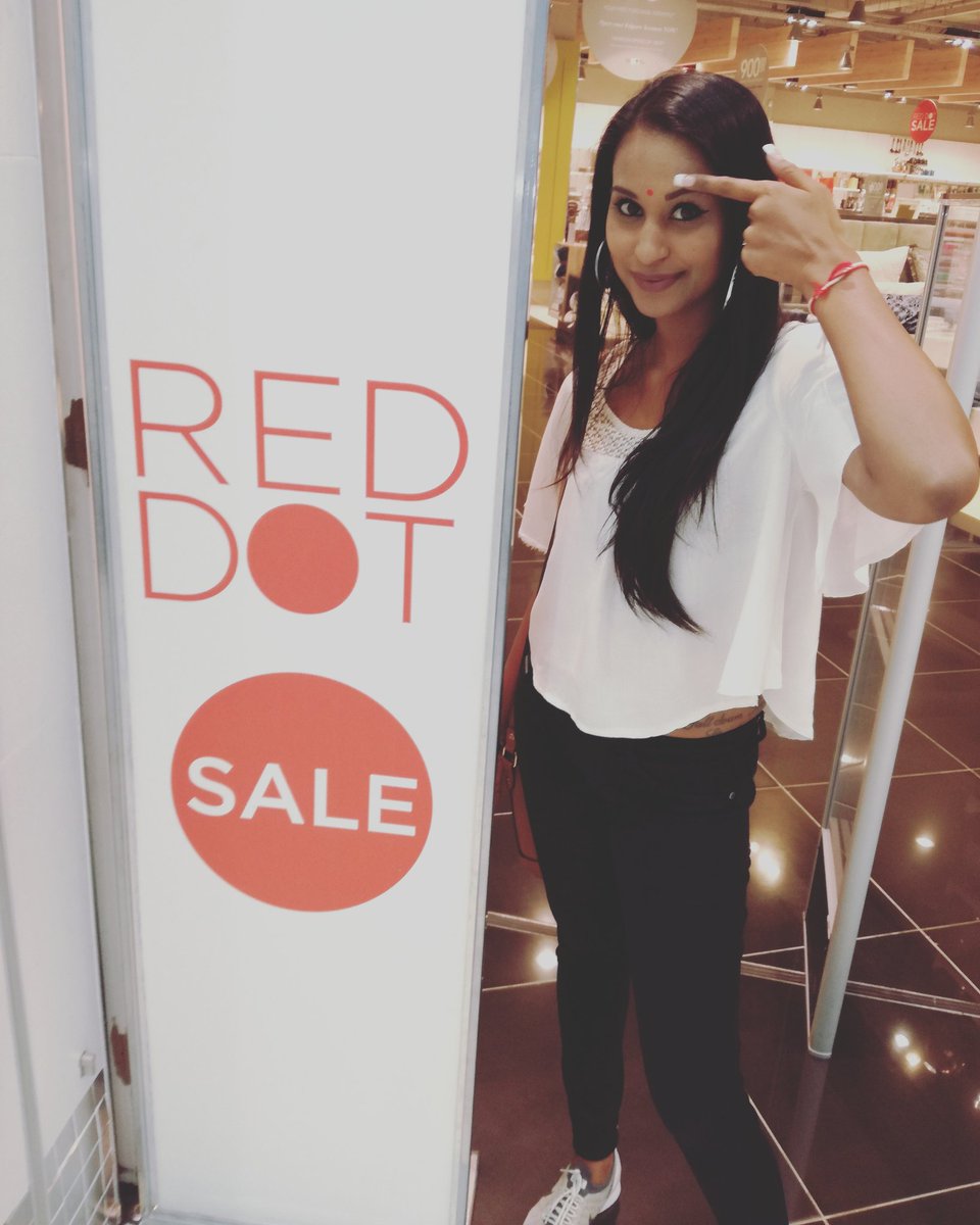 007kash's tweet photo. 🗣 #marriedvibes 😍😘😂😂😂 #seethefun #whatasport #desigirl #reddot #hindu #onlyformarriedcouples #lmao #funnycouple #nikebuzz https://t.co/GSIhsqOMF0