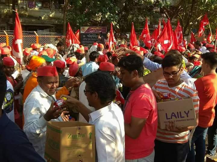 Rijas_N's tweet image. മുംബൈ ജനത ഒന്നാകെ ആ പോരാളികൾക്കൊപ്പം.!!
#KisanLongMarch 
#AlKS
#CPIM