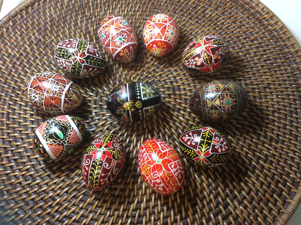 botanglenet's tweet photo. Day two of the eggstravaganza in Annie’s Pysanky class. Look at these results! Simply eggsquisite. #puns #pysanky #fineart #denverbotanicgardens #handmade #eggart #botangle https://t.co/kueulukpI7