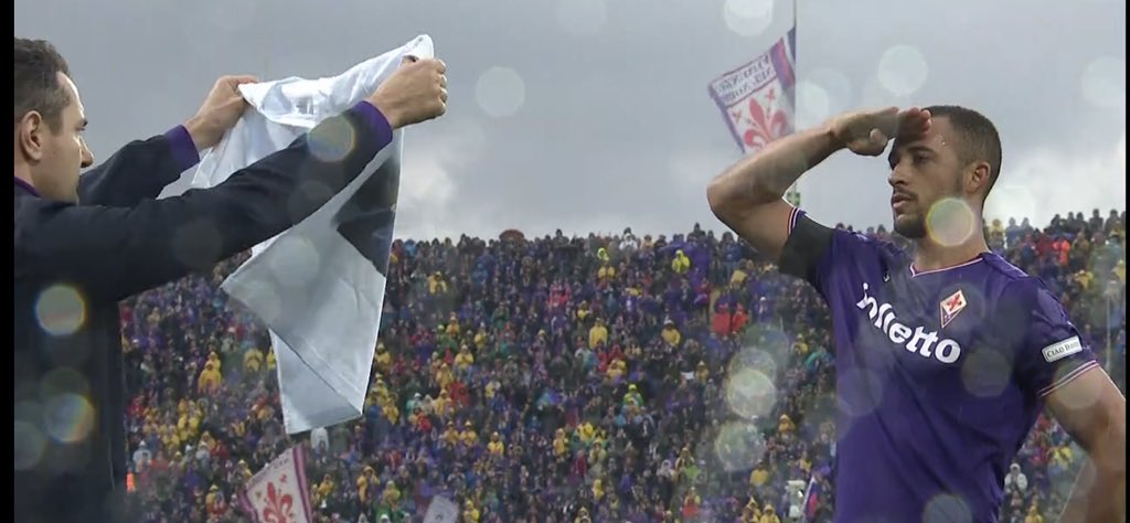 Guillaumemp's tweet photo. Et c’est donc Vitor Hugo, le remplaçant d’Astori, qui marque. Avec le numéro 31, soit le 13 inversé. Et dédie forcément le but à son capitaine. Le destin, le football... #FiorentinaBenevento https://t.co/2QKyxDBOfE