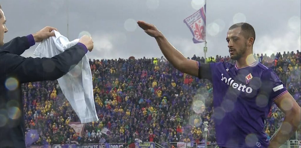 Guillaumemp's tweet photo. Et c’est donc Vitor Hugo, le remplaçant d’Astori, qui marque. Avec le numéro 31, soit le 13 inversé. Et dédie forcément le but à son capitaine. Le destin, le football... #FiorentinaBenevento https://t.co/2QKyxDBOfE