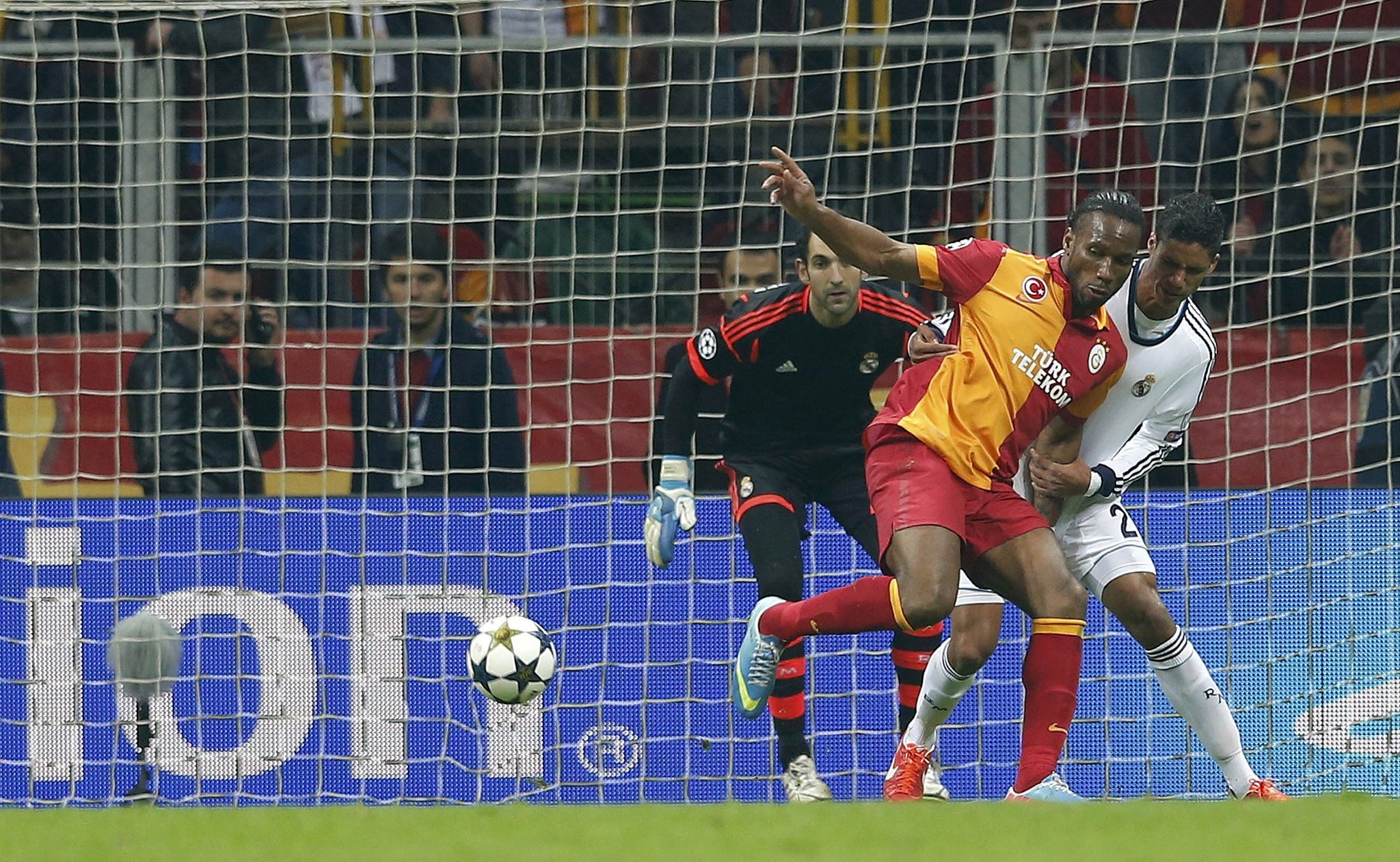 Mutlu Y llar! Happy Birthday!

Joyeux Anniversaire Didier Drogba! 