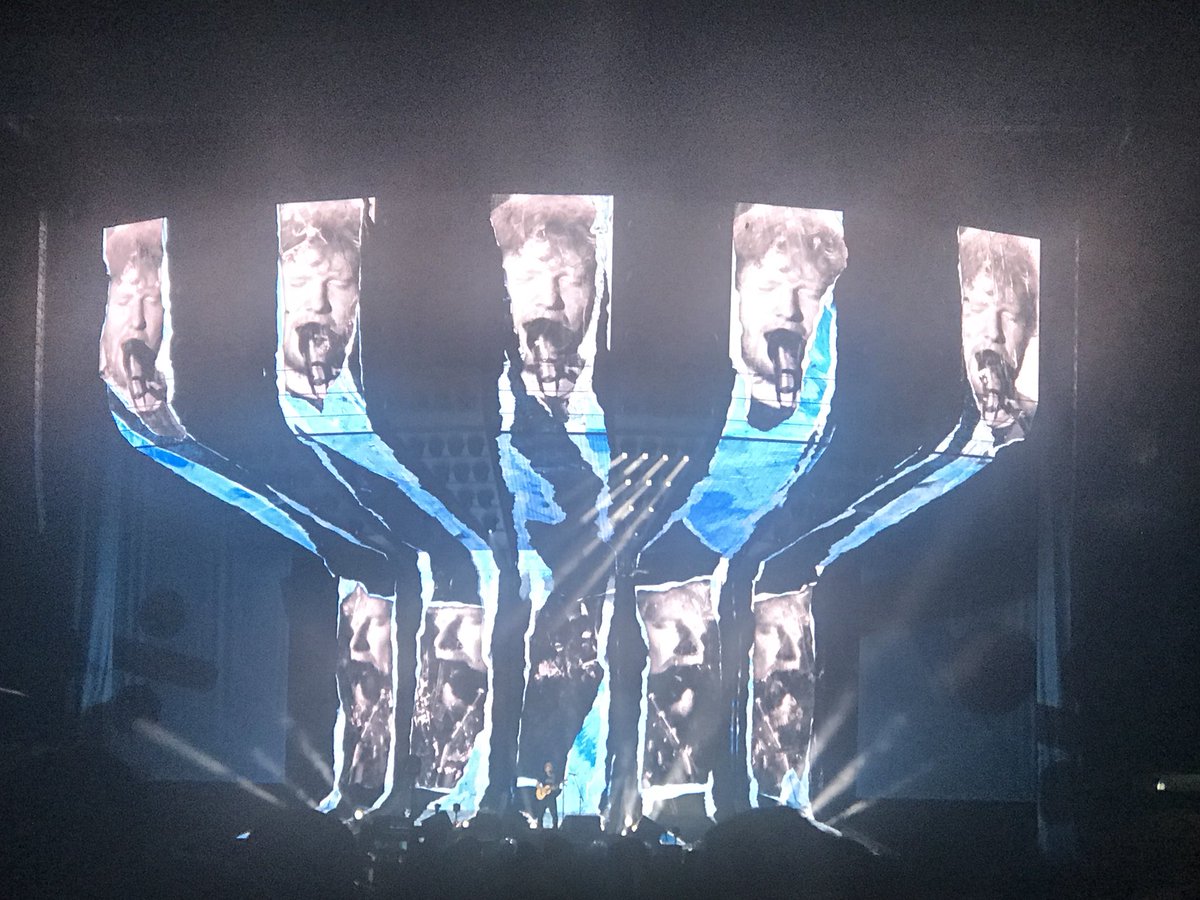 skearn917's tweet photo. #EdSheeran2018 👏🏻 https://t.co/xRjBVemdsv