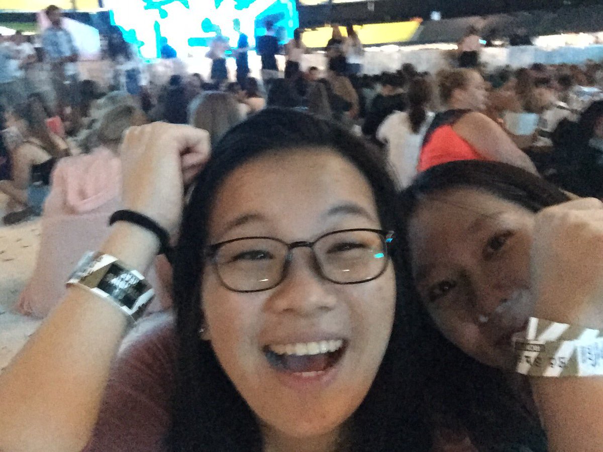skearn917's tweet photo. #EdSheeran2018 👏🏻 https://t.co/xRjBVemdsv