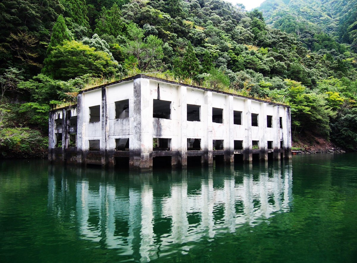 Twitter पर ｂｑ B Spot Explore 三重県 奈良県 和歌山県の県境 七色ダムに浮かぶ発電所の廃墟は 近くの貸しボートで誰でも近づくことが可能 晴れの日は大量の光が差し込み 緑と白のコントラストが美しい T Co Cwz2ajdlqi