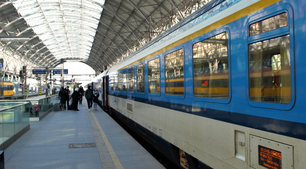 TravelSupportEU's tweet photo. Budou v tom vlaku zásuvky? Mohu se během cesty z Prahy do Berlína naobědvat? A vyplatí se mi připlatit za první třídu? Naši cestovní experti pro vás připravili přehled služeb na této vlakové lince do Německa, kterou provozují ČD ve spolupráci s DB https://t.co/ajtp8jQwHh https://t.co/RJO6Y974He