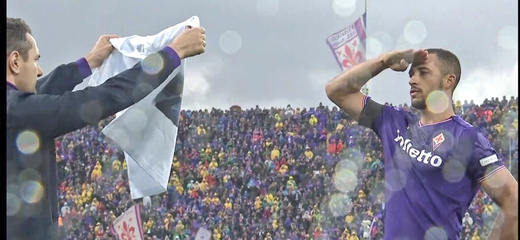 MatteoPedrosi's tweet photo. La bellezza del calcio: la Fiorentina torna in campo e segna #VitorHugo, il sostituto di #Astori. Numero 31 viola, come gli anni di Davide. 31 = 13 invertito. Qualcuno da lassù ci ha messo lo zampino, a noi piace pensare che sia così. #Davide13 🙏🏻😢 #FiorentinaBenevento https://t.co/Swu5ueV1MI