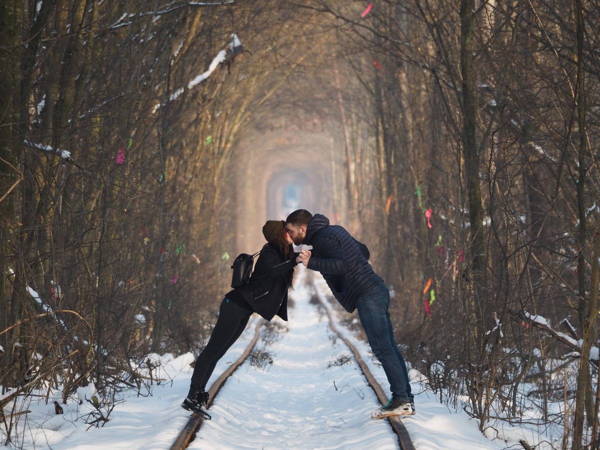平たかゆき １１年無帰国旅 ウクライナ西部 鉄道路線の一部にある自然のトンネル ここをカップルで歩くと願いが叶うと言われている その名も 愛のトンネル ウクライナ 愛のトンネル 冬 Olympus オリンパス T Co Esgbmxgo0y Twitter