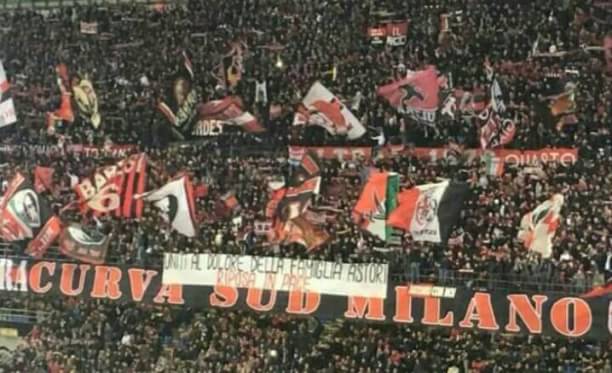 Spanduk Curva Sud Milano untuk Astori "Di satukan dengan rasa duka untuk keluarga Astori". - istirahat dalam damai.
#CurvaSudMilano 🔴⚫