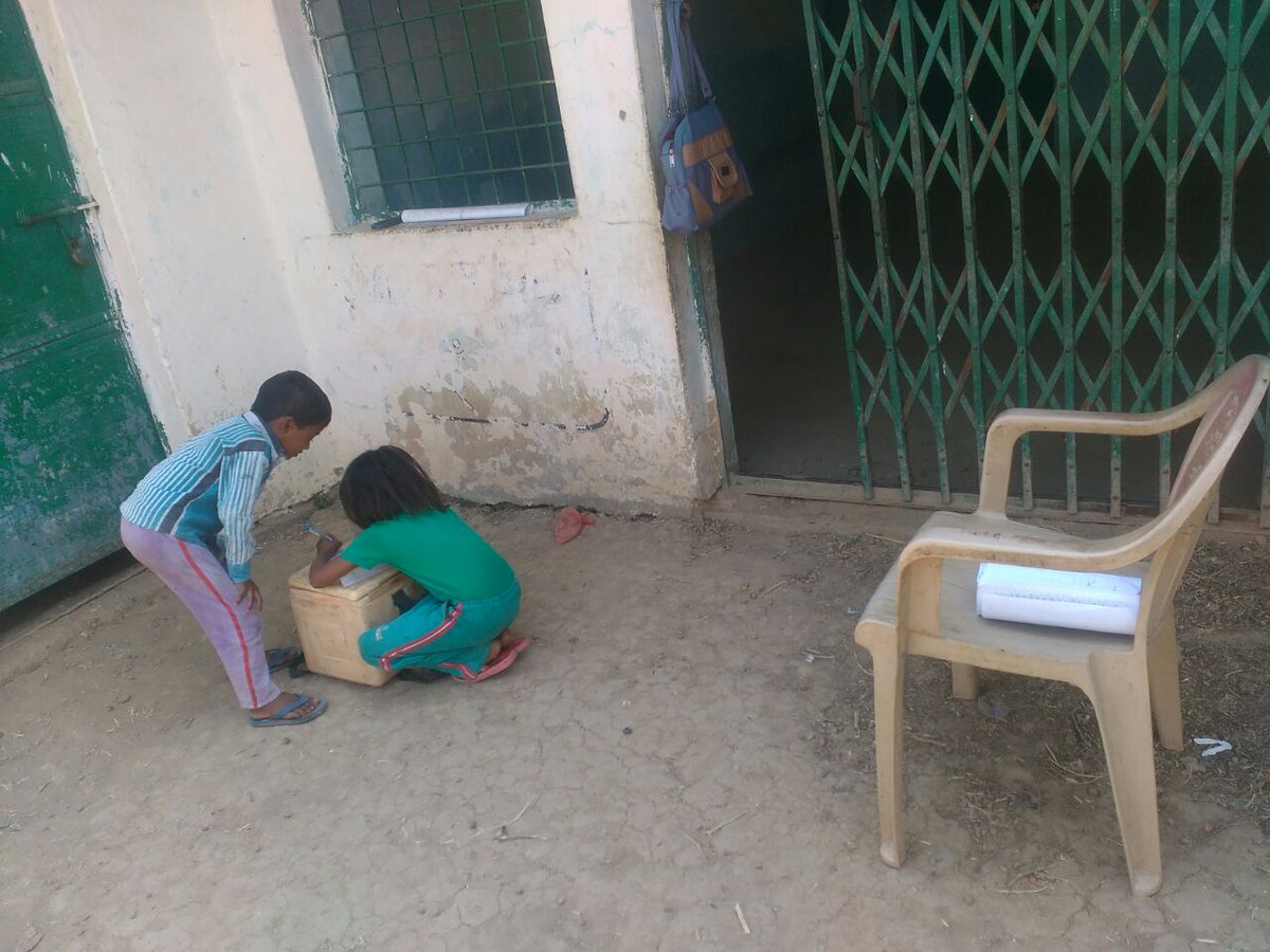RbskSngh's tweet photo. #शकुनि_मामा 
कितनी दुर्गति करोगे मामाजी ये ps health के कारण ।
पल्स पोलियो की दुर्दशा के लिए जिम्मेदार कौन
संविदा स्वास्थ्य कर्मचारियों को नियमित करे।
@ChouhanShivraj 
@AmitShah 
@UNICEFIndia 
@WHO 
@ZeeNews @ZeeMPCG @BansalNewsbpl @sudhirchaudhary https://t.co/NFSRl4VfFE