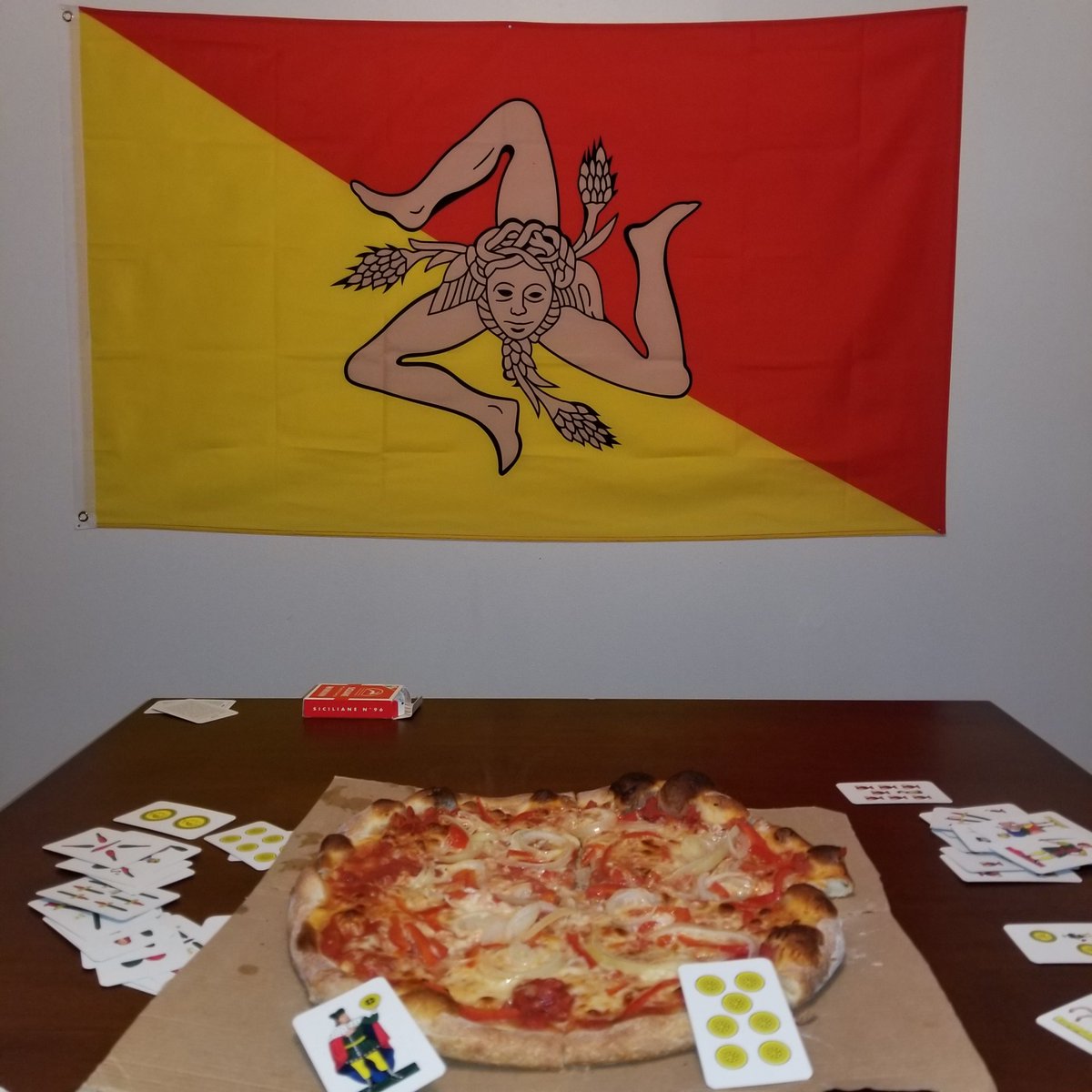 Michael_Falzone's tweet photo. New York style pizza posing as a Sicilian pizza. #pizza https://t.co/kZH4dFOxaR