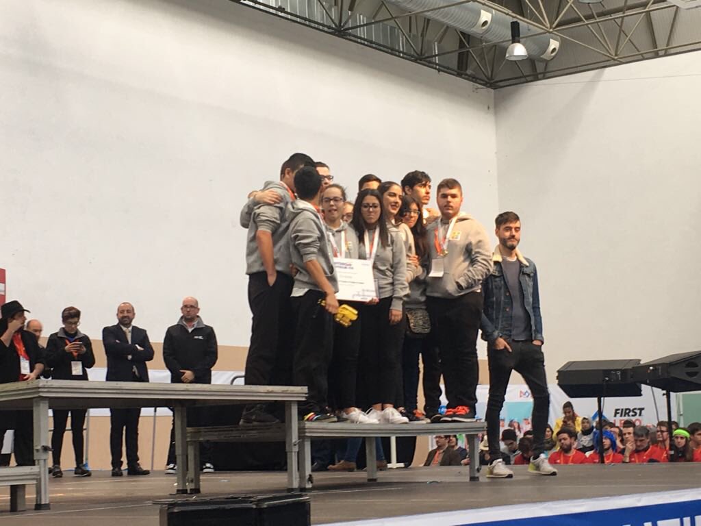 FLLCanarias's tweet photo. ¡Y las sorpresas aún no acaban en #FLLGRANFINAL! Nuestro #EquipoFLL #Cintegra se trae a casa el segundo premio al trabajo en equipo. ¡Enhorabuena! 👏🏻 #FLLCanarias https://t.co/0Vv2T4u2zq
