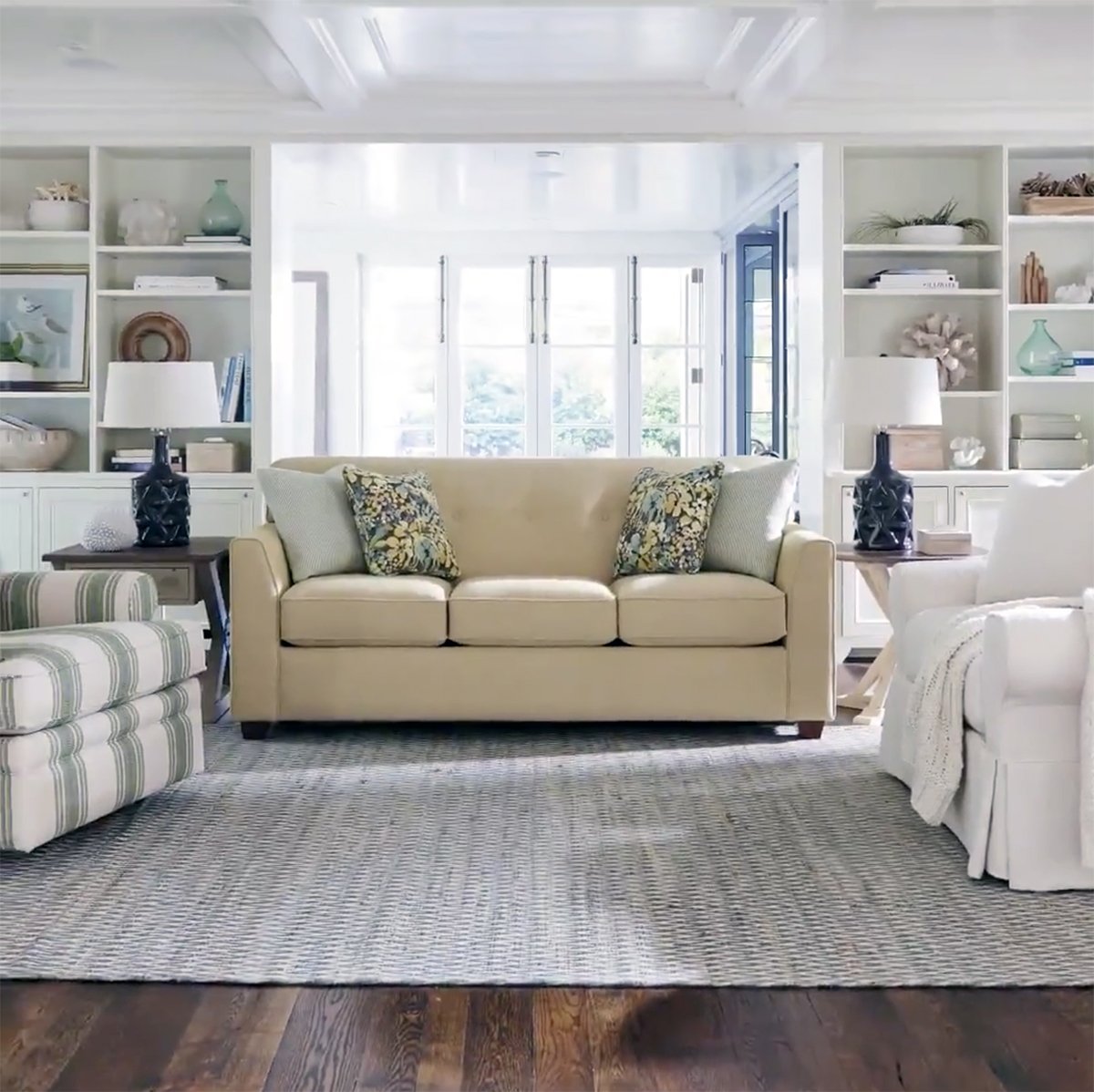 MiddletonsAppl's tweet photo. Neutral colors, rich texture and elegant accents create a classic look to die for. Create a stunning new look with La-Z-Boy! https://t.co/riixVCUCbR