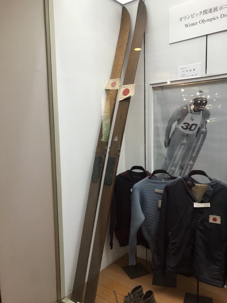 SapporoZeere333's tweet photo. 今日は開業前最後の家族プチ旅行。天狗山にスキー。貴重なものたくさんみた。子供の成長とか1936年製のスキーとか、帰りにゼビオでスキー新調。VOLＫＬ。乗りこなせるのはいつのことか、、、
#天狗山 #VOLKL #ウレシパ #URESPA  #現実逃避 #あとはやるだけ https://t.co/WiyStK5Fnn