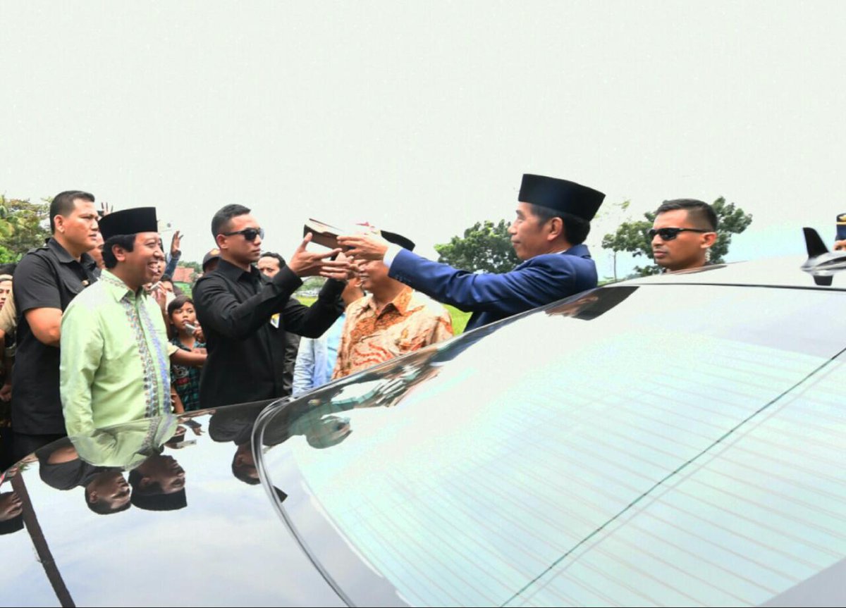 Aristata791's tweet photo. Menghadiri resepsi pernikahan cucu kh.maimoen zubair
Gus Rommy &amp; Bapak Jokowi terlihat sangat Akrab
@MRomahurmuziy
@KalbarDpw
@DPP_PPP
@Pak_JK
@raju_chandra07
@Nur14886965
@Maimuna20035786
@AnsorKalbar

#JokowiRomi1putaran https://t.co/72pQTG9ZnA