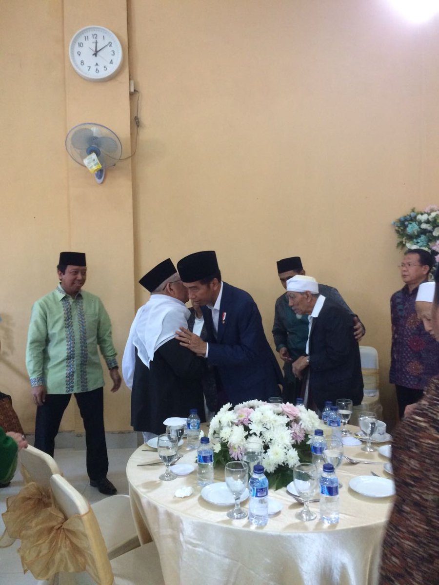 Aristata791's tweet photo. Menghadiri resepsi pernikahan cucu kh.maimoen zubair
Gus Rommy &amp; Bapak Jokowi terlihat sangat Akrab
@MRomahurmuziy
@KalbarDpw
@DPP_PPP
@Pak_JK
@raju_chandra07
@Nur14886965
@Maimuna20035786
@AnsorKalbar

#JokowiRomi1putaran https://t.co/72pQTG9ZnA